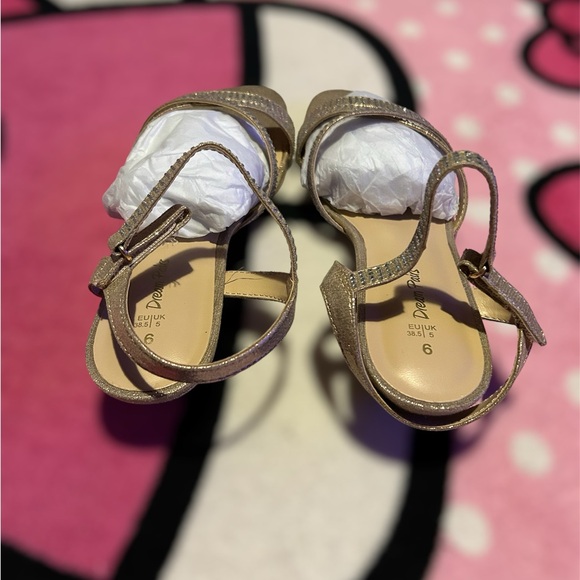 Shoes For Kids Size 6 - Picture 2 of 3